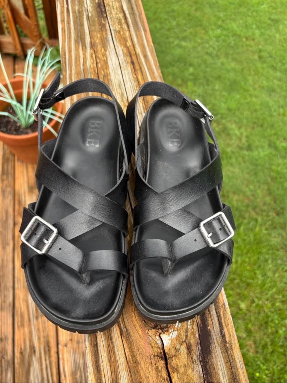 BKE Black Leather Crisscross Buckle Sandals